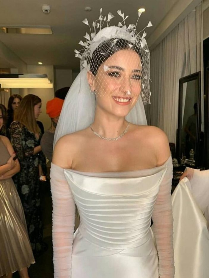 Nihal'den Feriha'ya....Hazal Kaya'nın üzerine yapışan meşhur kıyafet