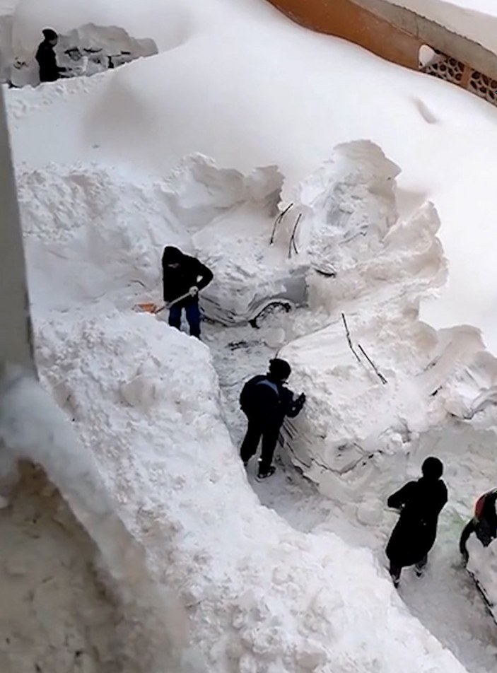 Çin’de kar fırtınası: Arabalarını kazarak buldular