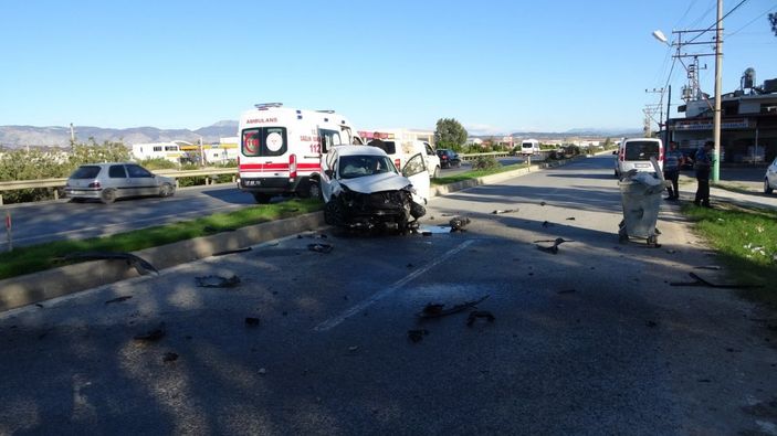 Antalya'da takla atan otomobilden çıkıp aracın önünü kesti