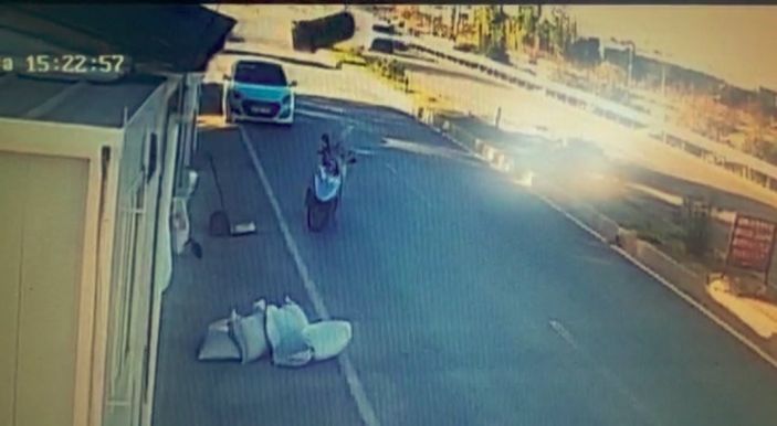 Antalya'da takla atan otomobilden çıkıp aracın önünü kesti