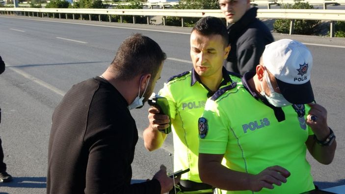 Antalya'da takla atan otomobilden çıkıp aracın önünü kesti