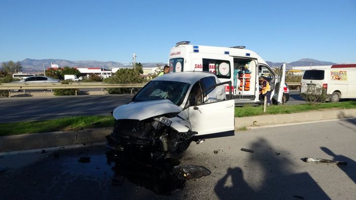 Antalya'da takla atan otomobilden çıkıp aracın önünü kesti