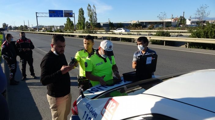 Antalya'da takla atan otomobilden çıkıp aracın önünü kesti