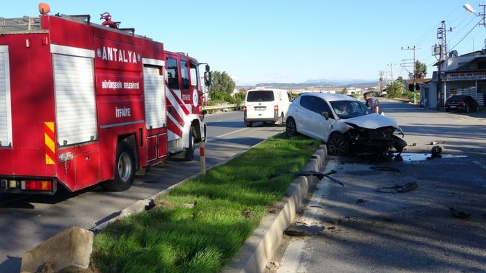 Antalya'da takla atan otomobilden çıkıp aracın önünü kesti