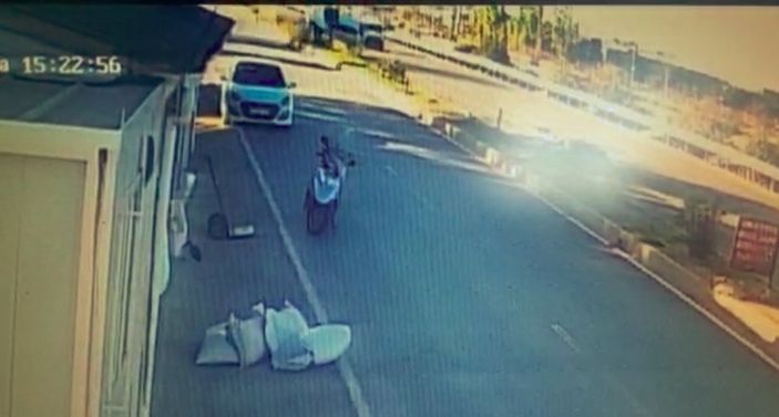 Antalya'da takla atan otomobilden çıkıp aracın önünü kesti