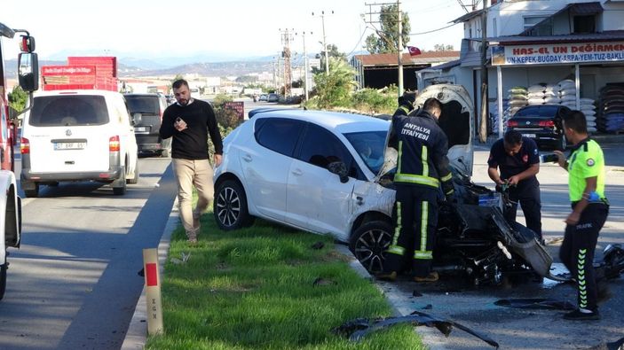 Antalya'da takla atan otomobilden çıkıp aracın önünü kesti