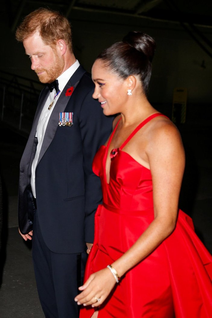 Meghan Markle kırmızı elbise, Kate Middleton gömlekle etkinliklerde