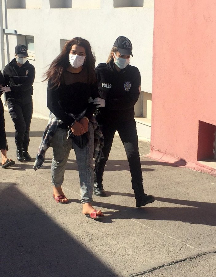 Adana'daki torbacı, basına 'Beni güzel çekin' diyerek poz verdi