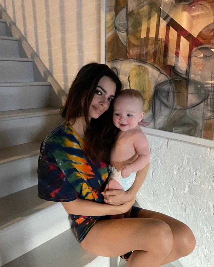 Emily Ratajkowski, oğluyla fotoğrafını paylaştı
