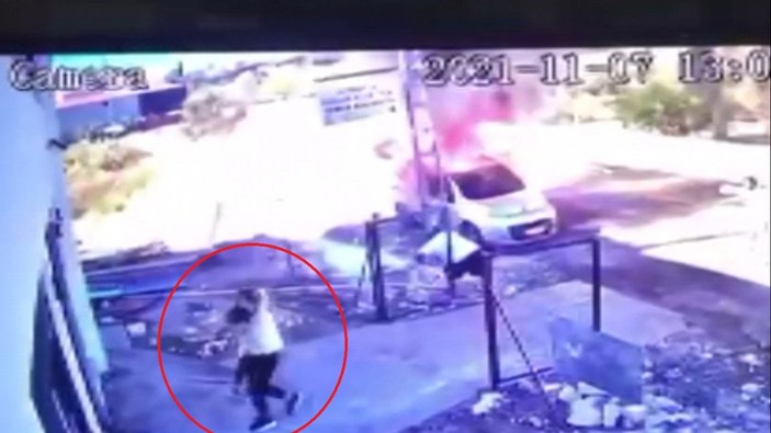 Mersin’de, alev alan araçta uyuyan oğlunu son anda kurtardı