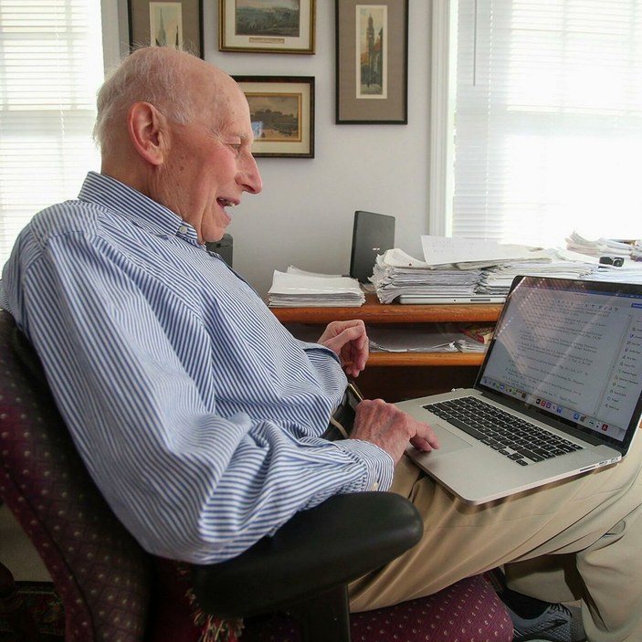 ABD'de bir kişi 89 yaşında fizik doktorasını tamamladı