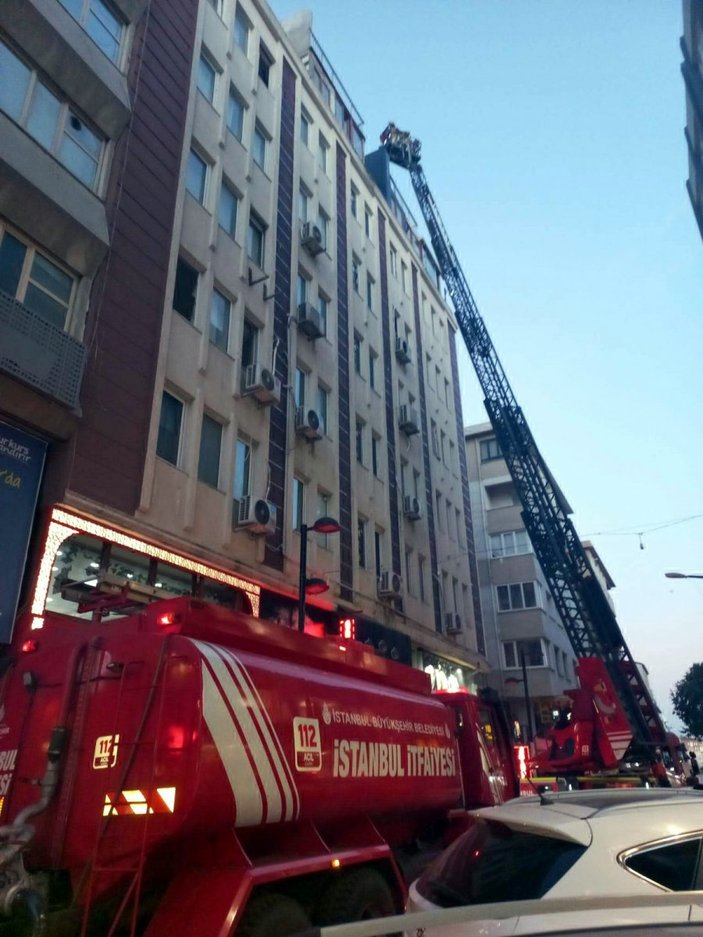 İstanbul'da otelin çatısında yangın