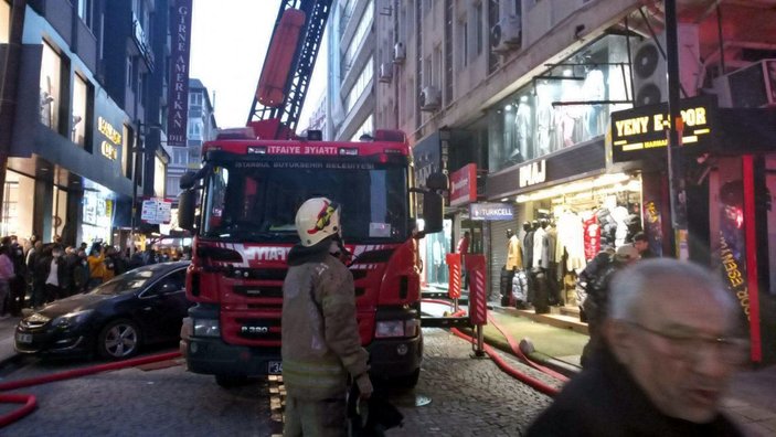 İstanbul'da otelin çatısında yangın