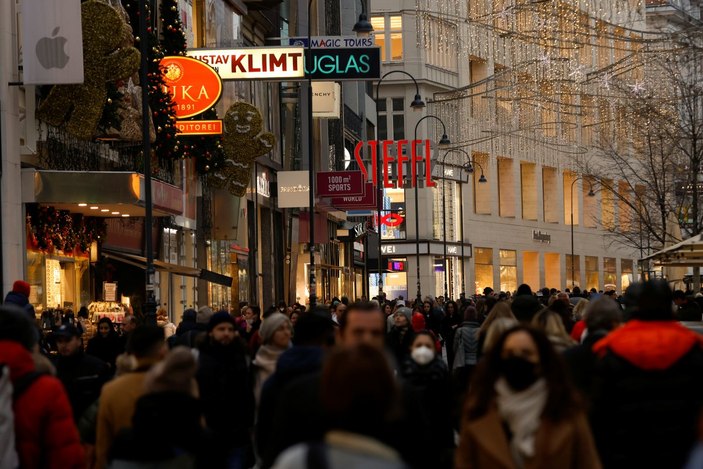 Avusturya’da iki doz aşı olmayana sokağa çıkma yasağı