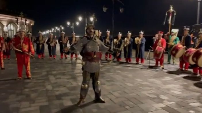 Demokrasi ve Özgürlükler Adası'nda 'Vatan' marşı