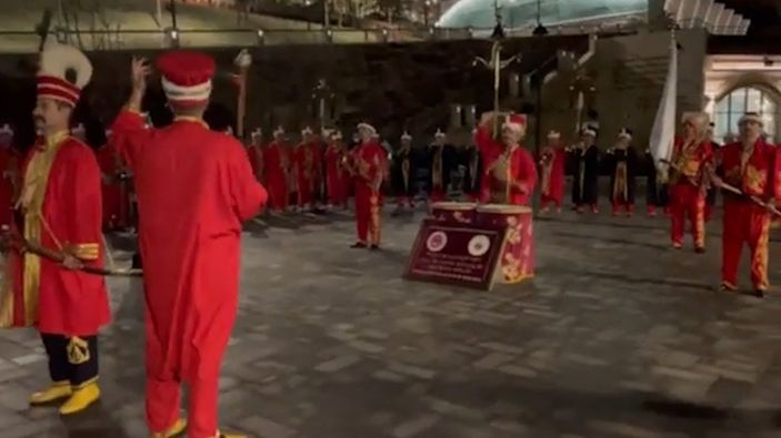 Demokrasi ve Özgürlükler Adası'nda 'Vatan' marşı