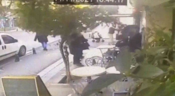 Kadıköy’de, Mine Kırıkkanat’a tokatlı saldırı