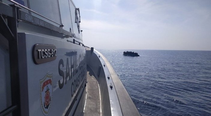 Yunanistan'ın Türk kara sularına ittiği 33 göçmen kurtarıldı