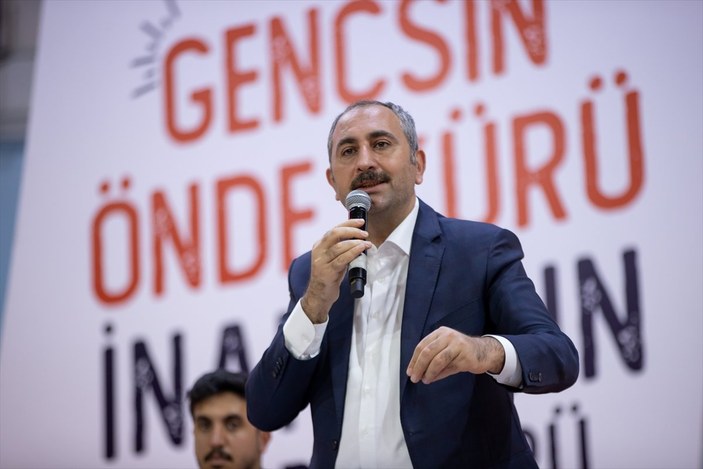Adalet Bakanı Abdulhamit Gül, Diyarbakır'da gençlerle voleybol oynadı