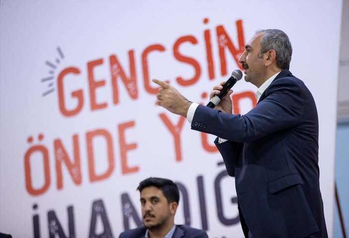 Adalet Bakanı Abdulhamit Gül, Diyarbakır'da gençlerle voleybol oynadı