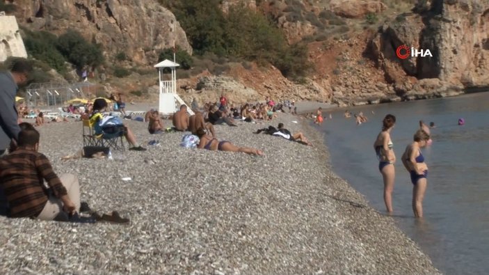 Antalya'da vatandaşlar sıcak havanın keyfini çıkardı