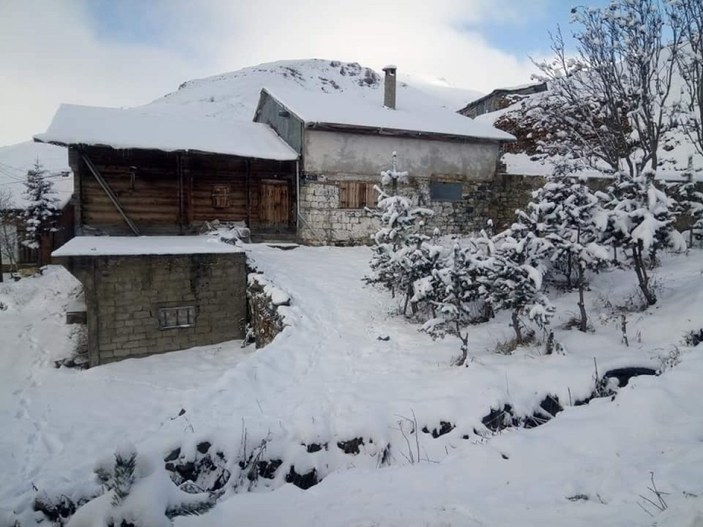 Bayburt - Trabzon sınırındaki köyler beyaza büründü