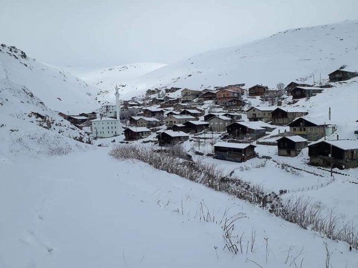 Bayburt - Trabzon sınırındaki köyler beyaza büründü