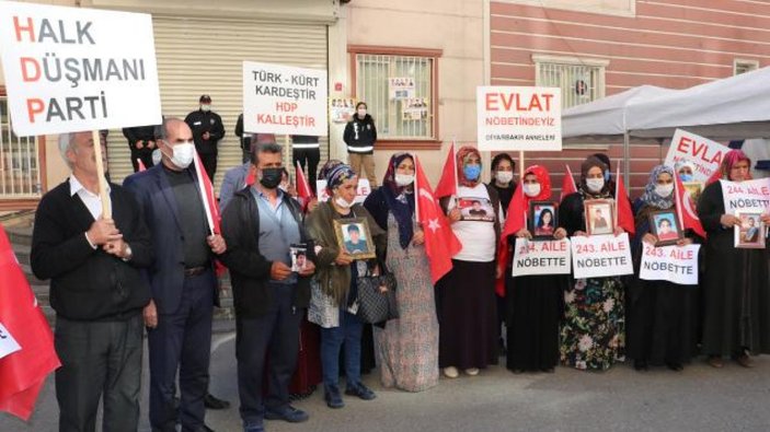 Diyarbakır'daki evlat nöbetine iki aile daha katıldı
