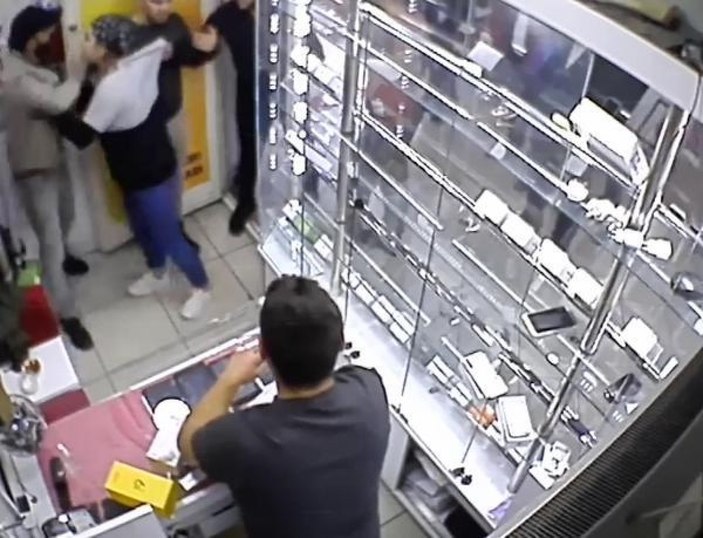 Erzurum'da çalışanlarla tartışıp, cep telefonunu çaldı