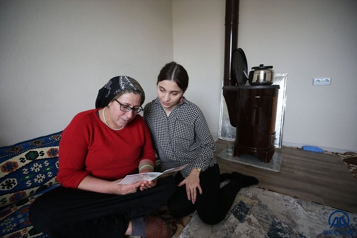 Muş'ta kapı kapı gezen Hazal öğretmen, köyde kadınlara okuma yazma öğretiyor