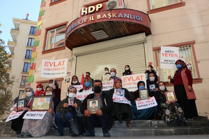 Diyarbakır'daki evlat nöbetine iki aile daha katıldı