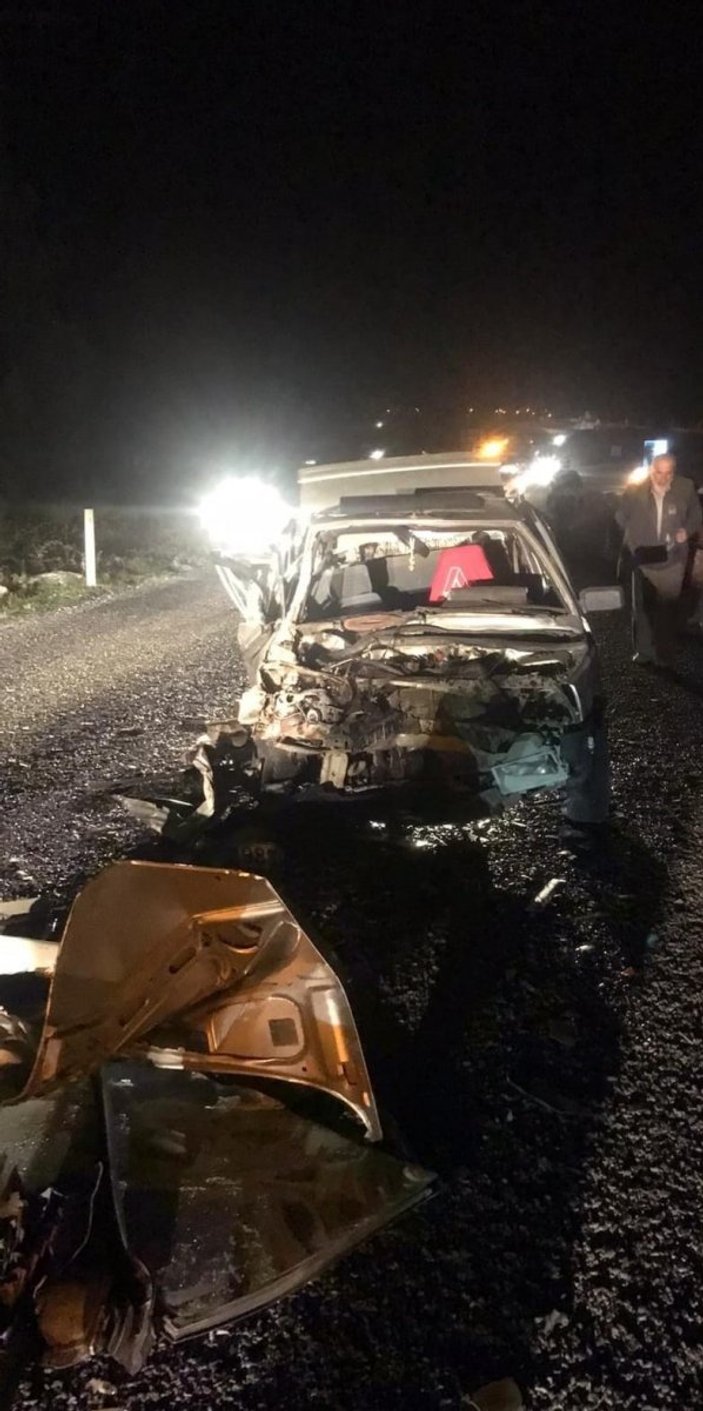 Manisa otomobil arkadan traktöre çarptı: 1 ölü, 6 yaralı
