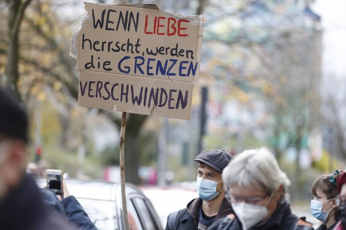 Almanya’da Polonya sınırındaki göçmenler için destek gösterisi düzenlendi