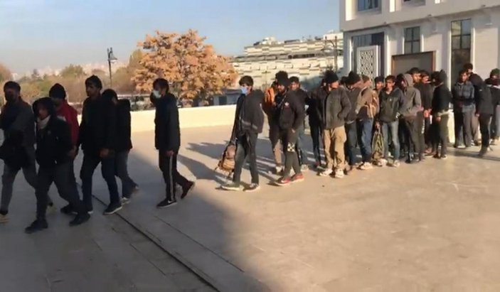 Ankara'da 17 kişilik minibüsten 38 kaçak göçmen çıktı
