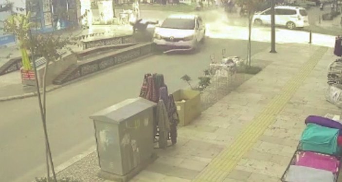 Antalya'da otomobilin altında kalmaktan kurtulan eşine koşup sarıldı