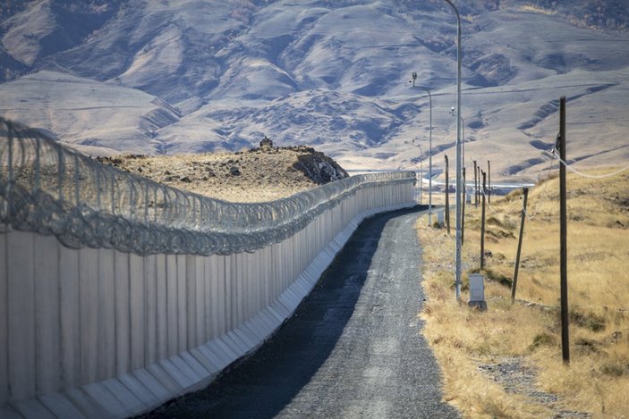 İran sınırına örülen güvenlik duvarı, yurda kaçak girişleri engelliyor