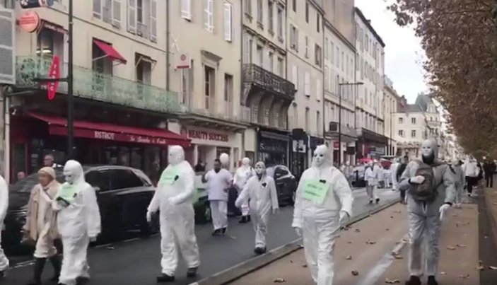 Fransa'da aşı karşıtlarından sıradışı eylem