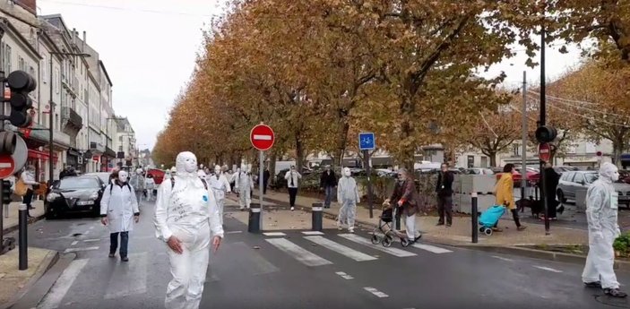 Fransa'da aşı karşıtlarından sıradışı eylem
