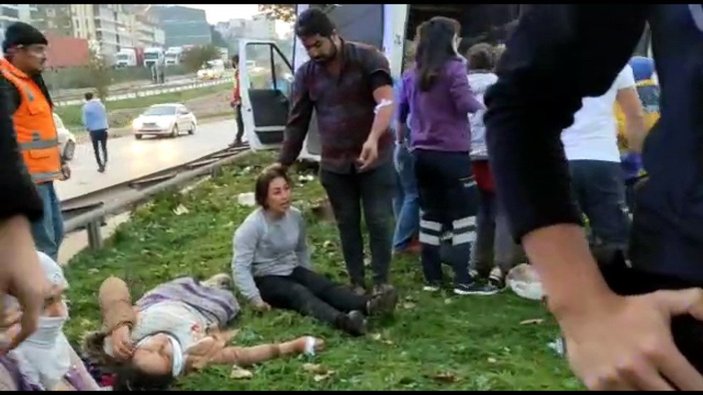 Bursa'da tarım işçilerini taşıyan minibüs kaza yaptı: 13 yaralı