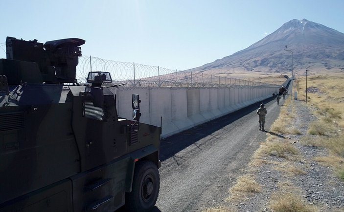 İran sınırına örülen güvenlik duvarı, yurda kaçak girişleri engelliyor