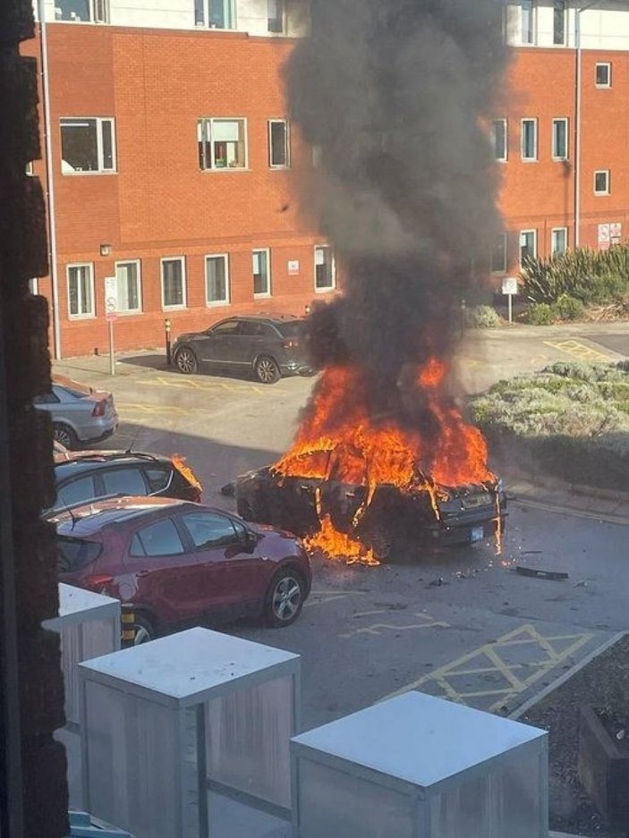 İngiltere'de hastane yakınındaki araçta patlama