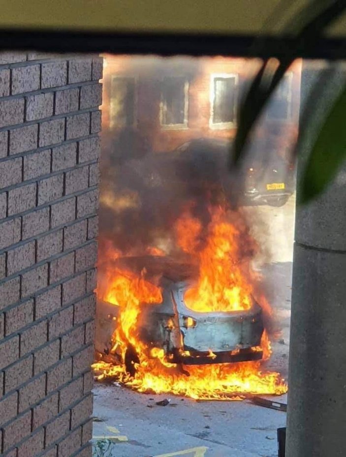 İngiltere'de hastane yakınındaki araçta patlama