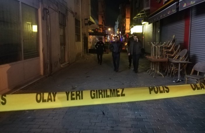 İzmir'de iki grup arasında çıkan kavgada iki kişi bıçaklandı