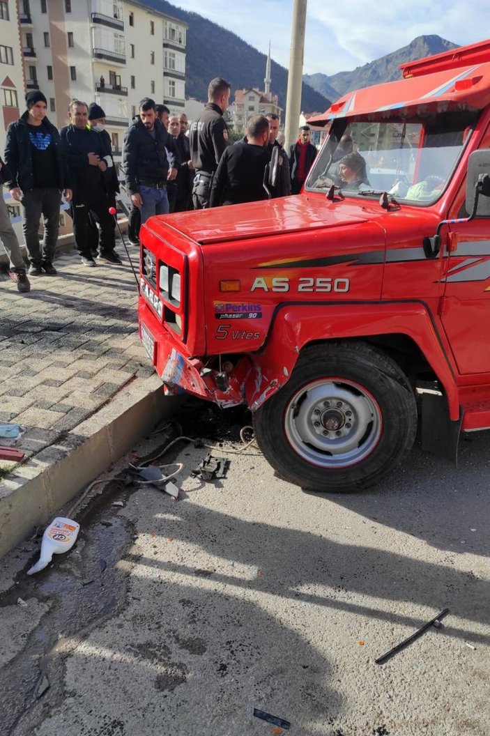 Gümüşhane’de freni boşalan kamyonet kaza yaptı: 5 yaralı