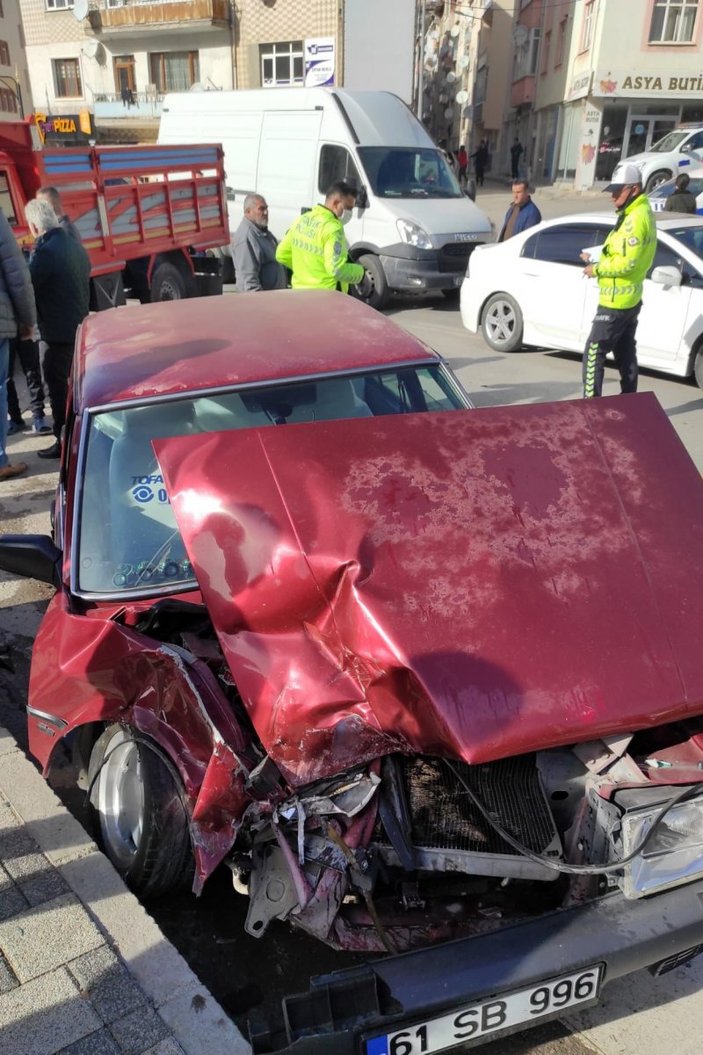 Gümüşhane’de freni boşalan kamyonet kaza yaptı: 5 yaralı