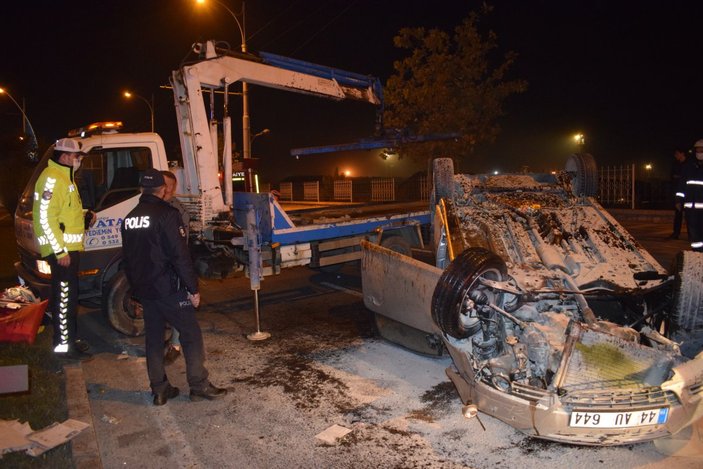Malatya'da motosikletin sıkıştırdığı araç refüje çarparak takla attı