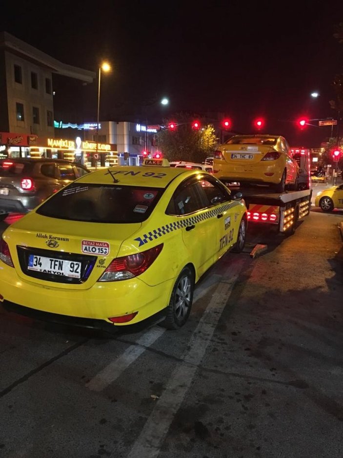 Üsküdar'da 'karşısının taksisiyim' deyip yolcu almayan araçlara trafikten men