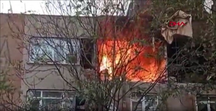 Bağcılar'da 4 katlı binada patlama meydana geldi