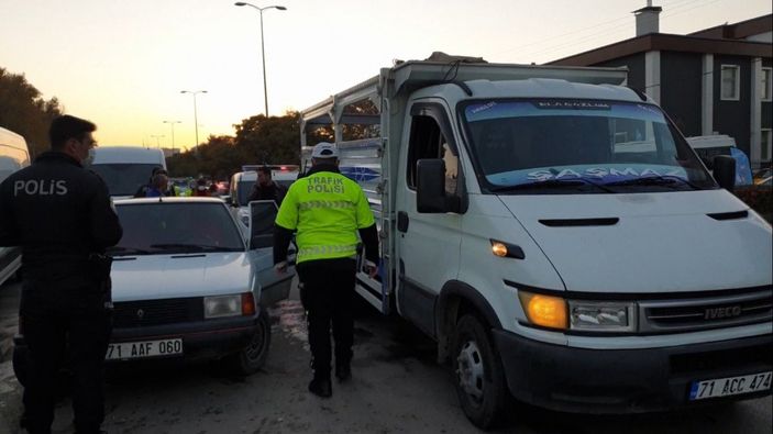 d Kırıkkale'de kamyonet otomobilin kapısına çarptı, sürücünün parmağı koptu