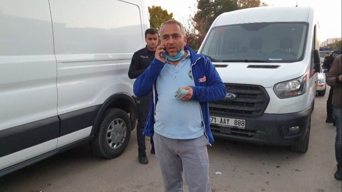 d Kırıkkale'de kamyonet otomobilin kapısına çarptı, sürücünün parmağı koptu